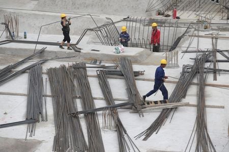 中国国家統計局が１５日発表した１─１１月の不動産投資は前年同期比９．８％減と、１─１０月の８．８％減から落ち込みが加速した。写真は２０１７年７月、北京で撮影（２０２２年　ロイター/Jason Lee）