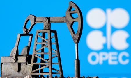 石油輸出国機構（ＯＰＥＣ）とロシアなど非加盟産油国で構成する「ＯＰＥＣプラス」は３日に開催した閣僚級会合で、９月に日量１０万バレルの追加増産を行うことで合意した。２０２０年４月撮影（２０２２年　ロイター/Dado Ruvic/File Photo）