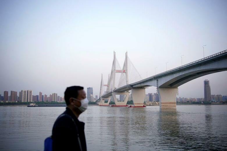 新型コロナウイルスの発生源とされる中国の湖北省武漢市で13日、1100万人の市民全員を対象とした新型ウイルス検査が開始された。写真は4月15日、武漢市を流れると揚子江で撮影(2020年　ロイター/Aly Song)