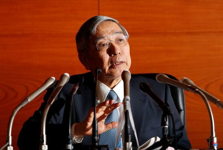 黒田東彦日銀総裁（写真）は、参院予算委員会で、新型コロナウイルス対応の緊急経済対策に中小・零細企業向け貸し出しの充実策が盛り込まれたため、積極的に対応する金融機関に対して日銀として0．1％の金利を払うバックファイナンスを検討していると語った。写真は都内で昨年6月撮影（2019年　ロイター／KIM KYUNG-HOON）