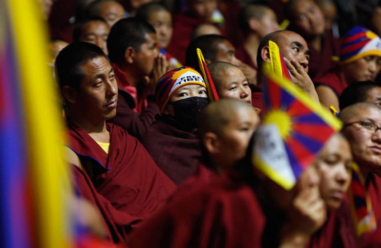 センゲ大臣の演説を聴くチベット仏教の僧侶たち（2013年）　Adnan Abidi-REUTERS