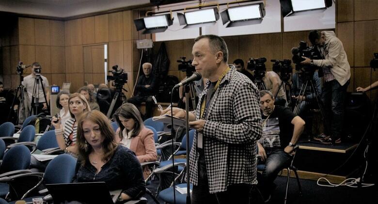 大手メディアが機能不全に陥るなか、ひとり追及を続けるスポーツ新聞記者のトロンタン　©Alexander Nanau Production, HBO Europe, Samsa Film 2019