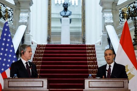 ブリンケン米国務長官（左）は１８日、レバノンのイスラム教シーア派組織ヒズボラの戦闘員らが利用していた数千台のポケットベル爆発を受け、中東情勢が悪化するリスクがあると警告した。エジプト・カイロで同日撮影（２０２４年　ロイター/Evelyn Hockstein）