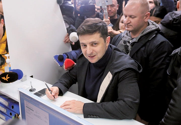 国民の期待を一身に集めるゼレンスキーだが政治家としての実力は未知数だ　VALENTYN OGIRENKOーREUTERS