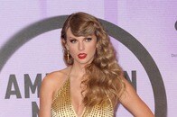 【動画】カメラの嵐も関係なし...スーパーボウル出場を決めた恋人と、熱々キスを何度も交わすテイラー・スウィフト