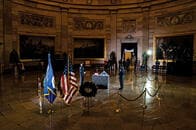 米議事堂襲撃で殉職した「英雄」、広間に安置される
