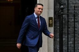 英保健相、与党党首選へ辞任準備か　スターマー首相に最大の試練