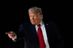 ホルムズ海峡付近で米軍攻撃ヘリ墜落、乗員「無事」とトランプ氏