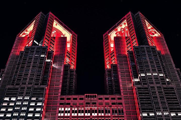 東京都の小池知事は31日、都内で過去最多となる463人の新型コロナウイルス陽性者が確認されたと発表した。写真は6月、東京アラート発動中の東京都庁。