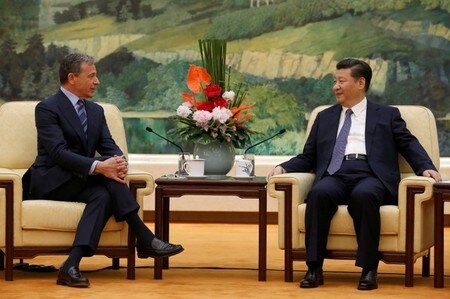 　５月５日、中国の習近平国家主席は米ウォルト・ディズニーのアイガーＣＥＯに対し、外国企業との協力を促進する考えを示した。人民大会堂で習主席（右）と会談するアイガー氏（左）。（２０１６年　ロイター／Kim Kyung Hoon）