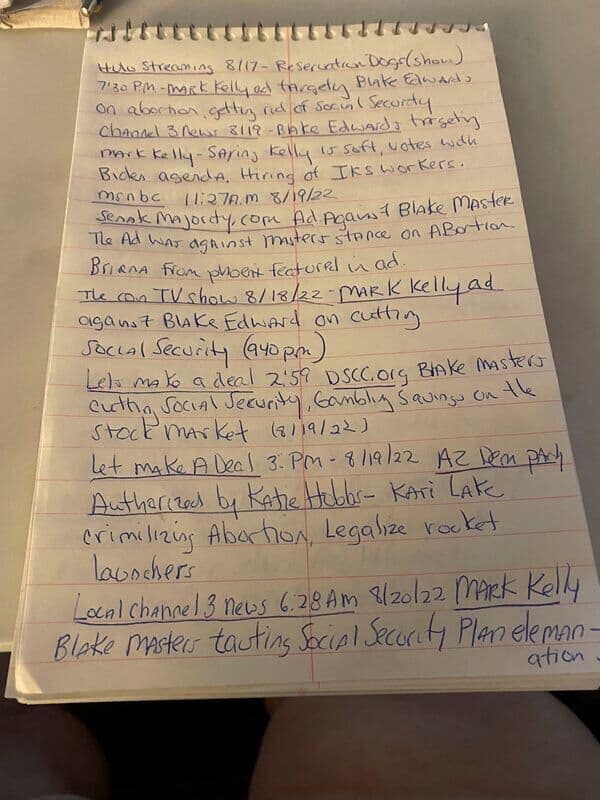 今年11月の米中間選挙を控えて大量の政治広告が放映され、せっかくのテレビを見る楽しみを奪われた――。マリア・ジョーンズさんは、そんな思いを持つ米国人の1人だ。写真はジョーンズさんがテレビで見て記録した政治広告のリスト。アリゾナ州ピオリアで8月撮影。ジョーンズさん提供（2022年　ロイター）