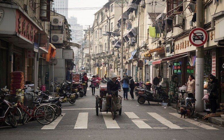 今も人力車が走る上海の裏通り　Timparker121-iStock.
