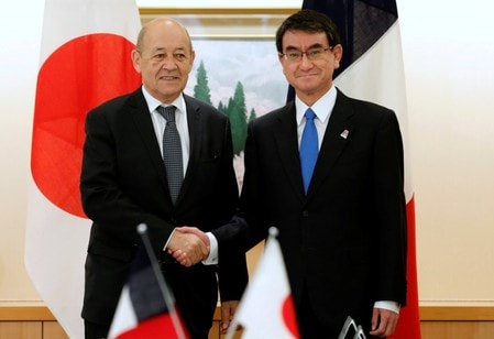 　１月２９日、来日中のフランスのルドリアン外相（写真左）は都内で講演し、北朝鮮問題について、「軍事介入はアジア全体の安全に大きな脅威となる。米国が軍事介入を緊急に行うとは考えていない」と語り、平和的な解決の重要性を訴えた。写真右は河野外相。都内で２７日撮影（２０１８年　ロイター／Kim Kyung-Hoon）
