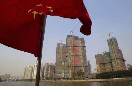 　１１月６日、中国経済の減速により、多国籍企業は世界第２位の経済大国である中国を、先進国市場のように扱うことを余儀なくされている。写真は中国の国旗。広東省で昨年３月撮影（２０１５年　ロイター/Alex Lee）