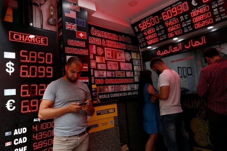 ８月１７日、トルコの裁判所は１７日、当局が拘束中の米国人牧師、アンドリュー・ブランソン氏の釈放を求める訴えを退けた。この判断に、トランプ米大統領は牧師拘束を甘受しないと強く批判。トルコリラは約４％下落した。イスタンブールで１７日撮影（２０１８年　ロイター/Murad Sezer）