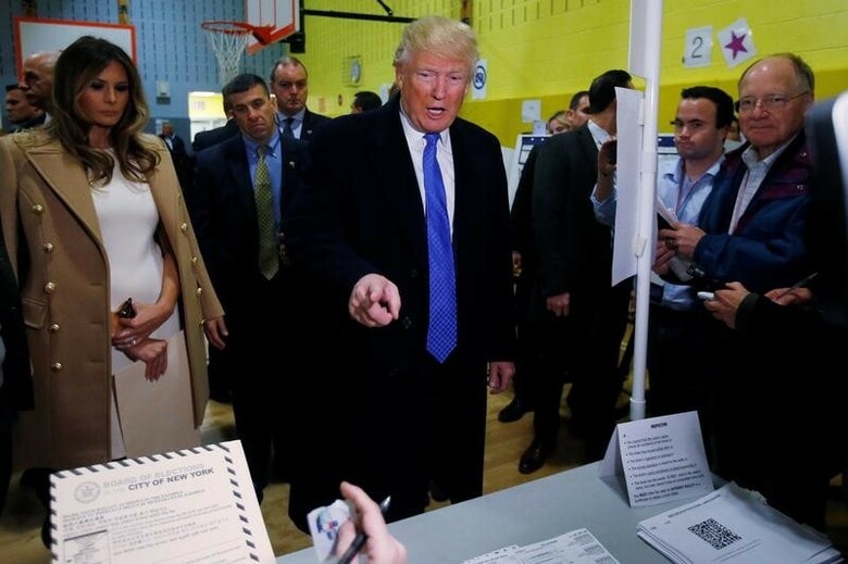 １１月８日、２０１６年の米大統領選挙は同日夜（日本時間９日午前）、全米各地で順次開票作業が始まり、米メディアによると、インディアナ州では共和党のドナルド・トランプ候補（中央）が勝利する見通し。ＮＹ市で撮影（２０１６年　ロイター/Carlo Allegri）