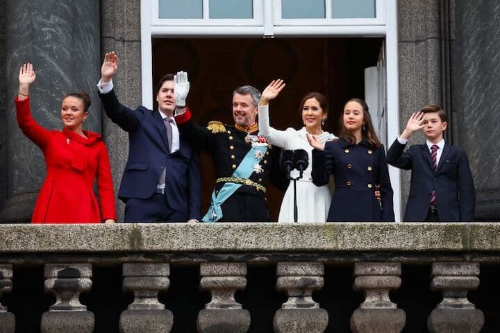 デンマークで５２年間にわたり君主を務めた女王マルグレーテ２世が１４日に退位し、長男のフレデリック皇太子（中央）がフレデリック１０世として即位した（２０２４年　ロイター/WOLFGANG RATTAY）