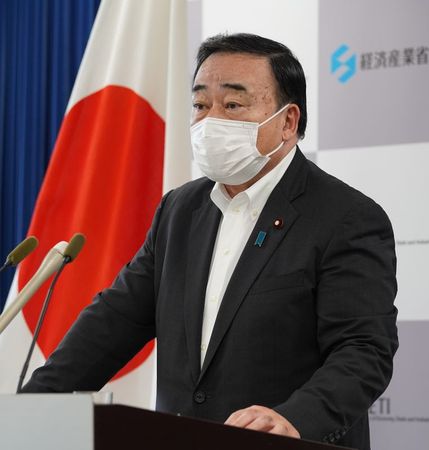 　６月２４日　昨年７月の東芝株主総会について、株主から選任されて調査していた外部の弁護士は２４日、調査報告書の内容は一方的とする経済産業省の主張に異議を唱えた。写真は閣議後に会見する梶山弘志経産相。６月１５日、東京で撮影（２０２１年　時事通信）