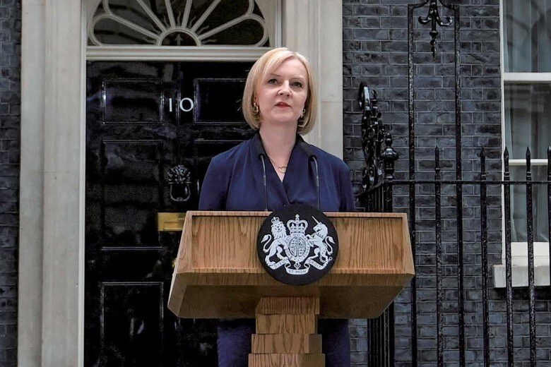 トラスは悪天候のなか、英首相官邸前で就任後初の演説を行った　TOBY MELVILLEｰREUTERS