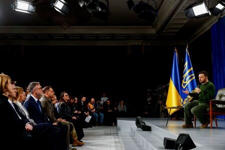 ２月２５日、ウクライナのゼレンスキー大統領は、ロシア軍が今夏に新たな攻撃を仕掛ける準備を進めているが、ウクライナには独自の明確な戦場計画があると述べた（２０２４年　ロイター／Valentyn Ogirenko）