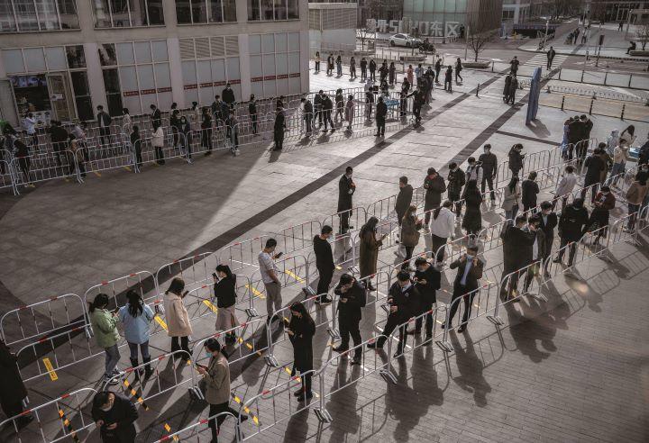 北京の大規模検査センターで順番を待つ市民(3月15日)　KEVIN FRAYER/GETTY IMAGES