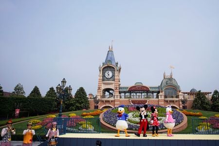 上海ディズニー・リゾートは７日、テーマパーク「上海ディズニーランド」が８日に再開されると発表した。2020年撮影。（２０２２年　ロイター/Aly Song）