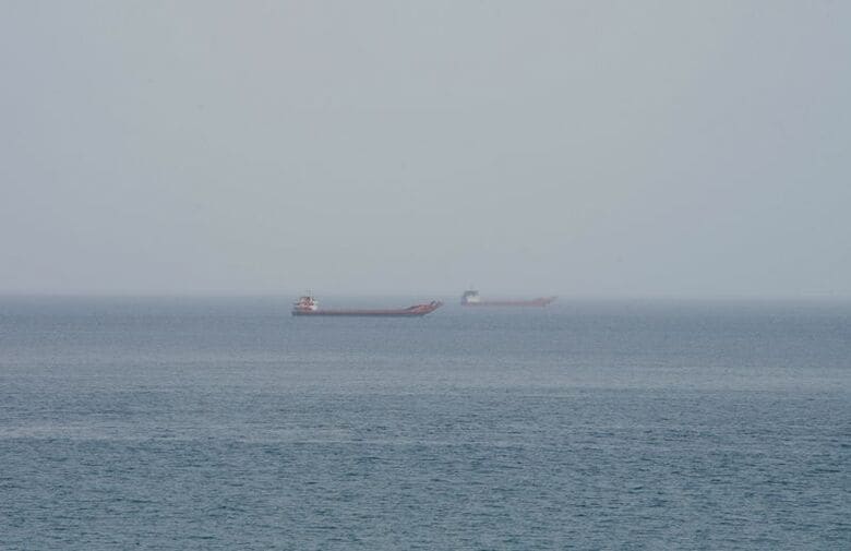 写真はホルムズ海峡付近を航行する船舶。2026年8月10日、オマーンのムサンダムから撮影。REUTERS