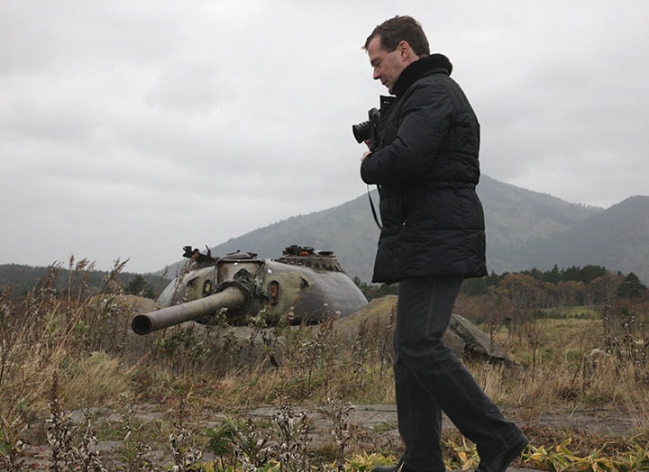 2010年に北方四島の1つ、国後島の軍事施設を視察するロシアのメドベージェフ大統領（当時）　Mikhail Klimentyev/RIA Novosti/REUTERS