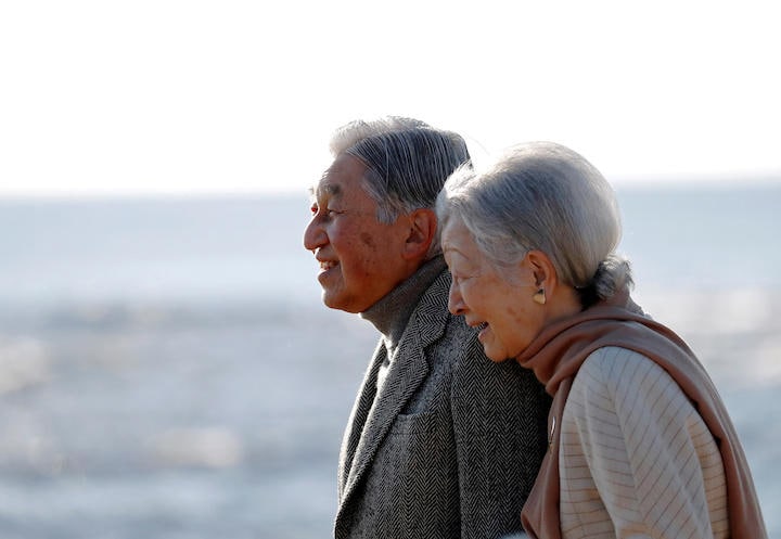 葉山御用邸近くの海岸を散策される天皇、皇后両陛下（2019年1月21日）　 Issei Kato-REUTERS
