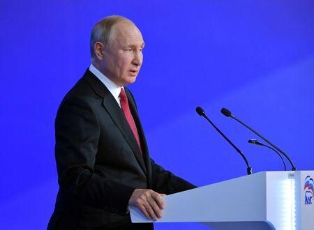 ロシアのプーチン大統領は、ロシアは旧ソ連時代のアフガニスタン侵攻から教訓を学んでいるとし、今回の事態を受け同国に軍隊を派遣することはない述べた。写真は同日、モスクワで開かれた与党・統一ロシアの党大会で演説するプーチン大統領（２０２１年　ロイター）
