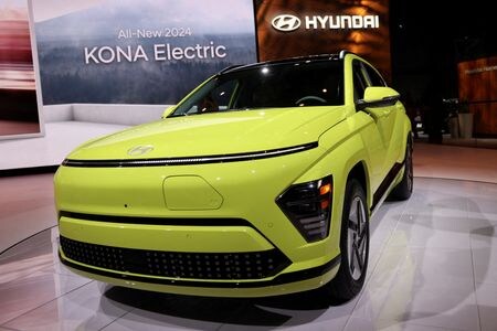 　韓国の現代自動車と傘下の起亜は１０月５日、米国で販売する電気自動車（ＥＶ）の充電規格として、米ＥＶ大手テスラの充電規格「ＮＡＣＳ」を採用すると発表した。 写真は現代自のＥＶ。４月５日、ニューヨークで撮影（２０２３年　ロイター/Andrew Kelly）