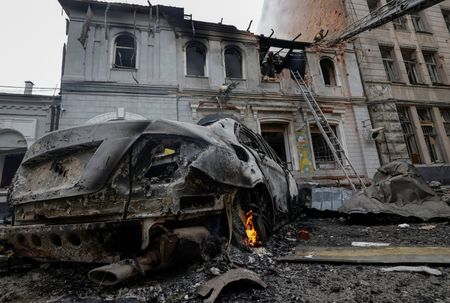 写真は爆撃を受けた幼稚園。10月22日、ウクライナ東部ハリコフ州で撮影。REUTERS/Sofiia Gatilova