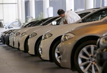 　１１月２０日、中国の自動車市場は今秋に実施された乗用車購入への減税措置が功を奏し、２０１６年は今年を上回るペースで成長する可能性がある。しかし、業界専門家の間では、販売の伸び悩みは長期化し、業界再編は避けられないとの指摘も出ている。写真は北京の自動車ディーラー、９月撮影（２０１５年　ロイター／Kim Kyung-Hoon）