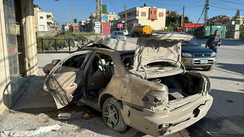 イスラエル軍の空爆で破損した車。レバノンで６日、携帯電話で撮影。REUTERS/Ali Hankir