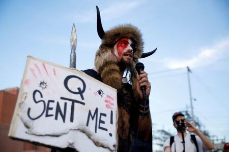 １月６日に起きた米連邦議会襲撃で、「Ｑアノン・シャーマン」として知られたジェイコブ・チャンズリー被告（写真）に対し、首都ワシントンの連邦地裁は１７日、禁固４１月を言い渡した。同被告は角のついた毛皮の帽子を着用して注目を浴びていた。写真はアリゾナ州フェニックスで昨年１１月撮影（２０２１年　ロイター／Cheney Orr）