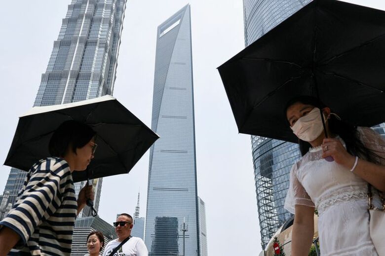 写真は上海の金融街を歩く人々。2025年7月撮影。REUTERS/Go Nakamura