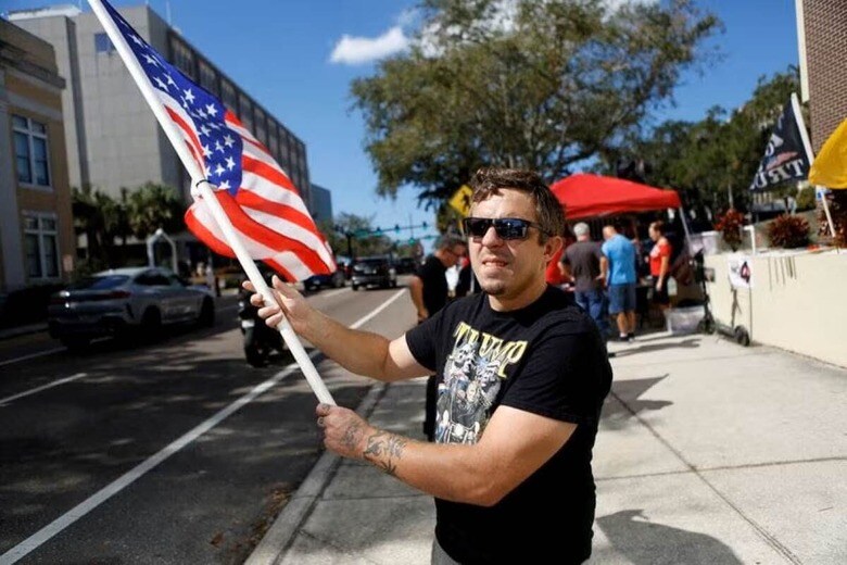 １１月２０日、米国の複数の世論調査機関が、今回の大統領選で再びトランプ氏の支持率を過小評価した理由を究明する作業を進めている。写真は、期日前投票所の外で集会に参加するトランプ氏の支持者。３日、米フロリダ州クリアウォーターで撮影（２０２４年　ロイター/Octavio Jones）