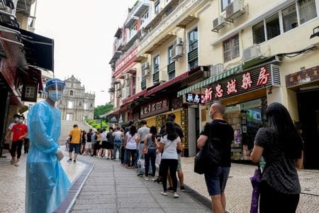 マカオ当局は７日、新型コロナウイルスの検査を少なくとも２日間受けるよう住民に指示した。資料写真、６月、マカオで検査に並ぶ人々（２０２２年　ロイター/John Mak）