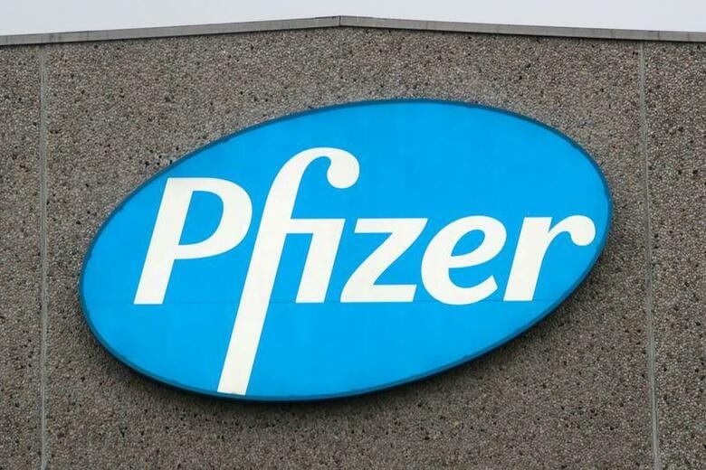 米食品医薬品局（FDA）の諮問委員会は10日に開催した会合で、米ファイザーと独ビオンテックが共同開発した新型コロナウイルスワクチンについて、緊急使用の承認を勧告することを圧倒的多数の支持で決定した。写真はファイザーのロゴ。ベルギーのプールスで3日撮影（2020年　ロイター／Yves Herman）