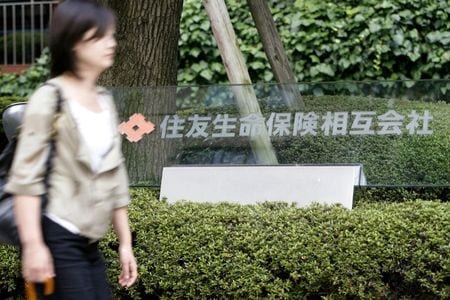 　住友生命保険は２０２５年度下期の一般勘定運用で、含み損が膨らむ日本国債について、大掛かりな入れ替えは計画しておらず、上期に続いて数百億円規模にとどまるとの見方を示した。写真は同社ロゴ。２００９年８月に都内で撮影（２０２５年　ロイター）