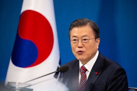 　韓国の文在寅大統領は５月２１日、ワシントンでバイデン米大統領と初の首脳会談を行う。停滞が続く北朝鮮との対話を再び前進させる目的で、米政府のより積極的な関与を求めるとみられる。１月、ソウルで代表撮影（２０２１年　ロイター/Jeon Heon-Kyun）