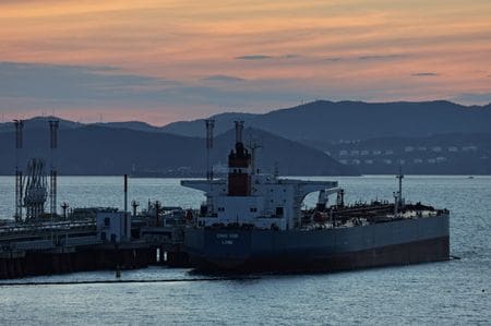 　１２月８日、ニューヨーク原油先物相場は５営業日続落し。世界経済の減速による需要減への懸念で売られた。ロシアのナホトカ港で８月１２日撮影（２０２２年　ロイター/Tatiana Meel）
