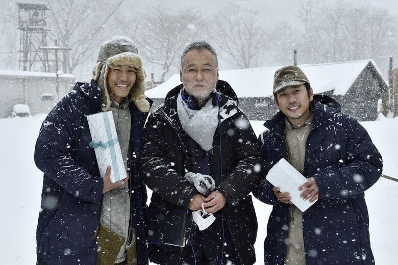 （左から）松坂桃李、瀬々敬久、二宮和也　&copy;2022映画「ラーゲリより愛を込めて」製作委員会 &copy;1989 清水香子