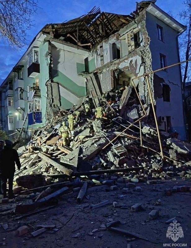 写真は4月22日、ウクライナの無人機（ドローン）とみられる攻撃により、一部損壊した集合住宅。ロシア非常事態省提供。REUTERS