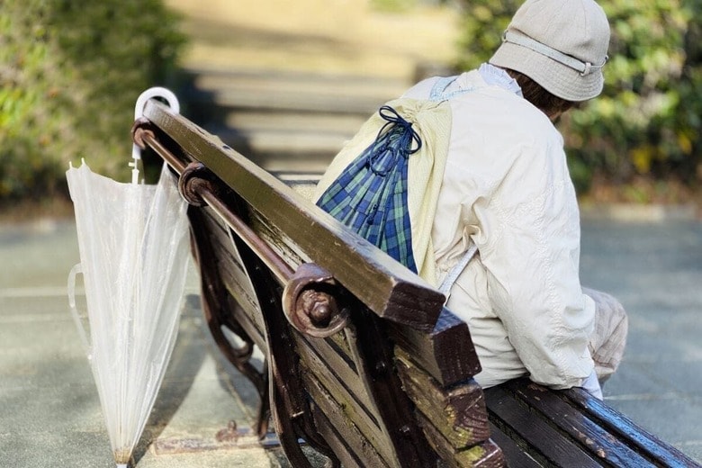 入院時の身元保証や遺産整理など身寄りのない高齢者への公的支援は拡充される方針だが　photoAC