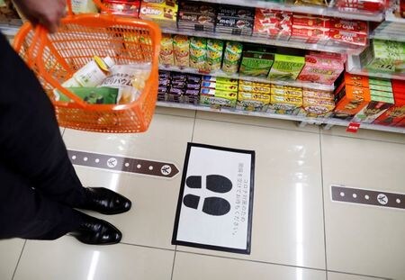 ６月２９日、経済産業省が発表した５月の商業動態統計速報によると、小売業販売額（全店ベース）は前年比１２．３％減の１１兆０６５０億円となり、３カ月連続のマイナス、過去３番目の下落幅となった。都内のコンビニエンスストアで５月撮影（２０２０年　ロイター/Issei Kato）