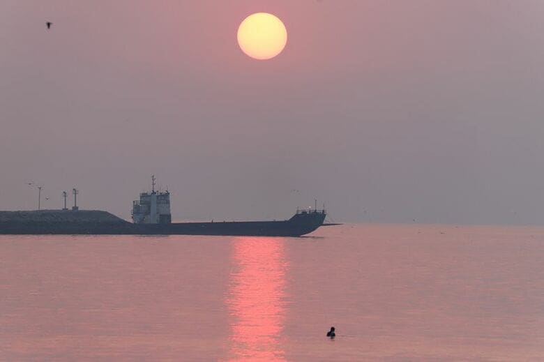 ホルムズ海峡を航行する船舶。Amirhosein Khorgooi/ISNA/via WANA (West Asia News Agency) via REUTERS