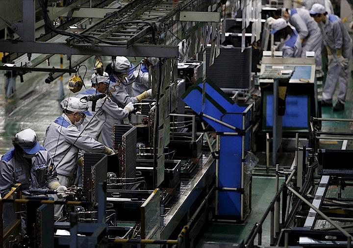 務省が発表した４─６月期の法人企業統計調査によると、製造業の設備投資は米中摩擦の影響などにより２年ぶりに減少した一方で、非製造業は内需好調で１１四半期連続で増加を維持した。写真はエアコン工場。２０１５年３月、滋賀県で撮影（２０１９年　ロイター/Yuya Shino)