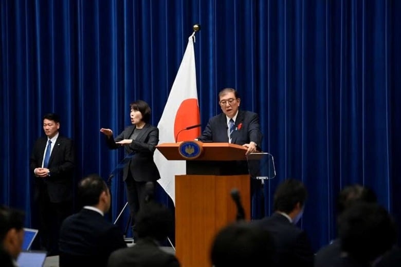 ２７日の投開票へ終盤戦に入った衆議院選挙は、報道各社の情勢調査で与党の劣勢が伝えられ、自民党の単独過半数割れにとどまらず、石破茂政権が勝敗ラインに設定した自公で過半数を維持できない可能性も浮上している。首相官邸で１０月９日、代表撮影（２０２４年　ロイター）