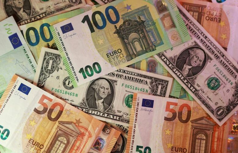 米ドルとユーロ紙幣。３月撮影。REUTERS/Dado Ruvic